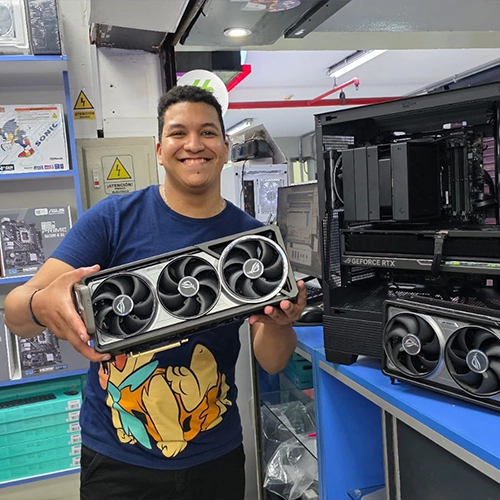 ina en tienda con tarjeta de video